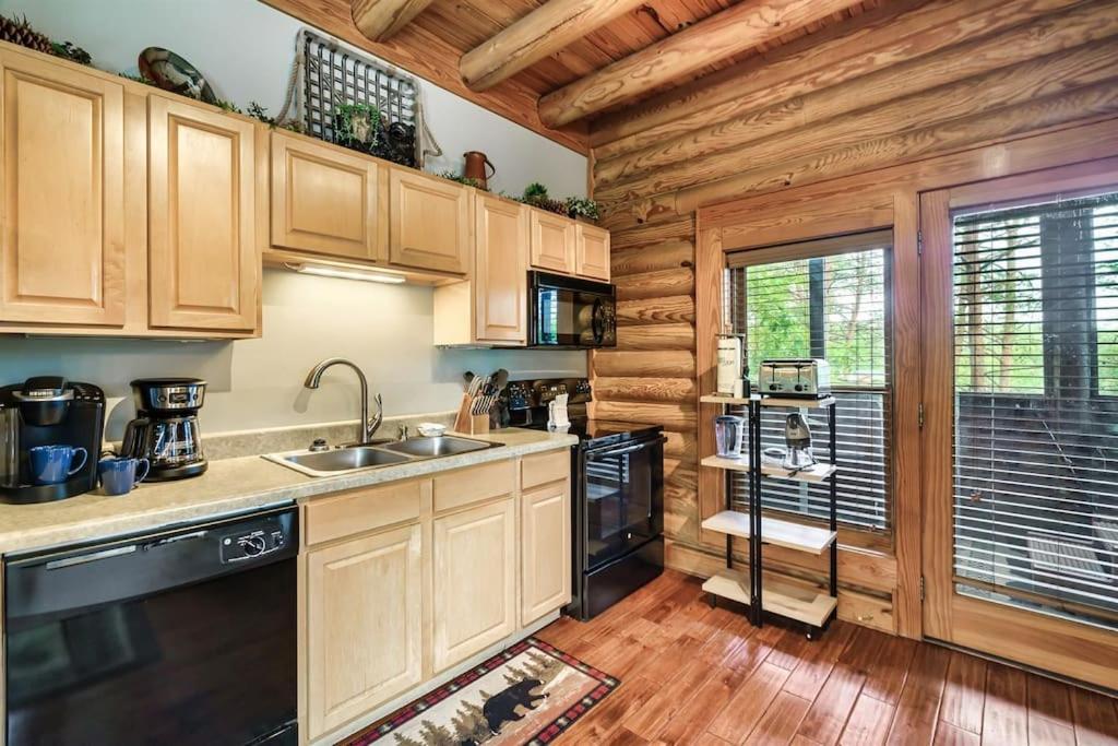 2 Miles From Dollywood Family Resort With Seasonal Outdoor Swimming Pool, Year Around Heated Indoor Swimming Pool, Townhome Style Cabin, Private Hot Tub, Arcade, Tv, Wifi, Kitchen With Refrigerator, Washer And Dryer Pigeon Forge Exteriör bild